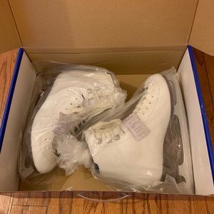Women’s Riedell emerald figure skates size 4.5